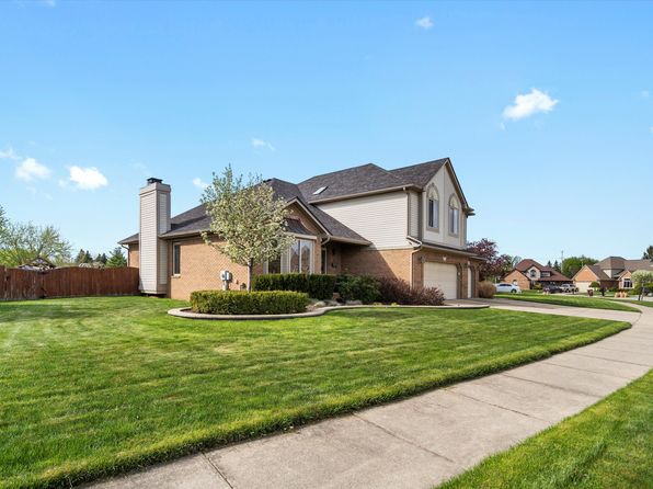 46891 Edgewater Dr, Macomb, MI 48044