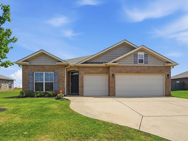 Single story, Spacious 3 car garage