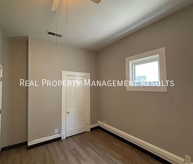 2517 W Illinois St — Photo 8