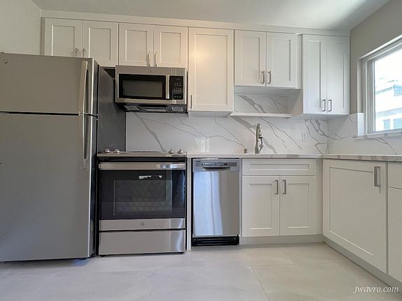 4th image of 2420 Franklin St APT 26