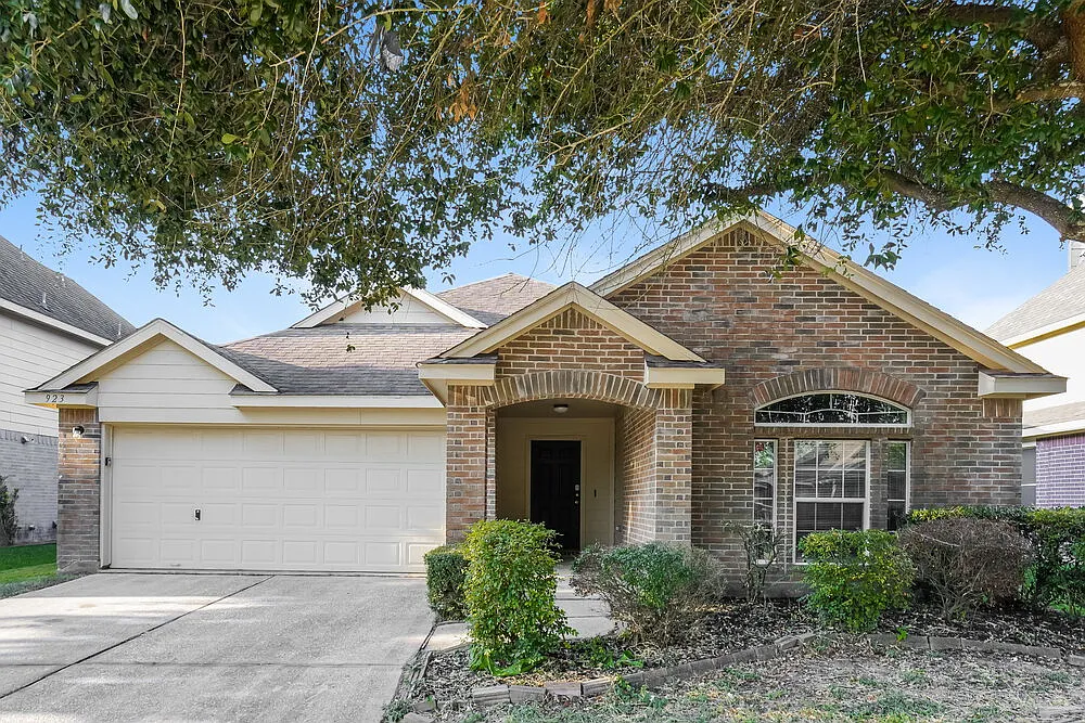 3 bed, 2.0 bath, 2002 sqft, $2,185 — Photo 1