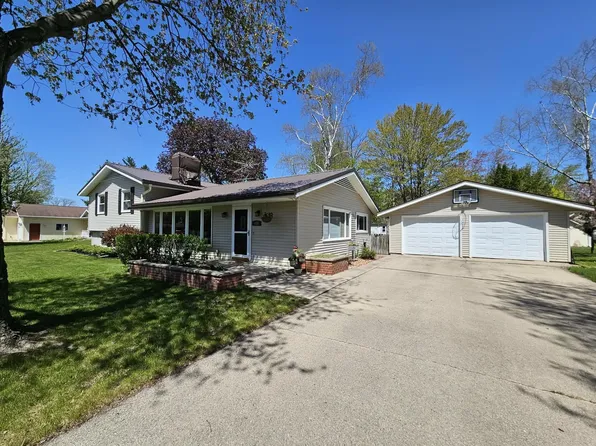 455 E Ellefson St, Iola, WI 54945