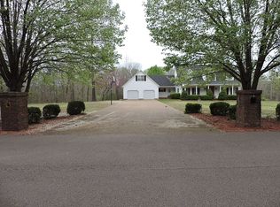 205 Twin Oaks Dr, Lexington, TN 38351