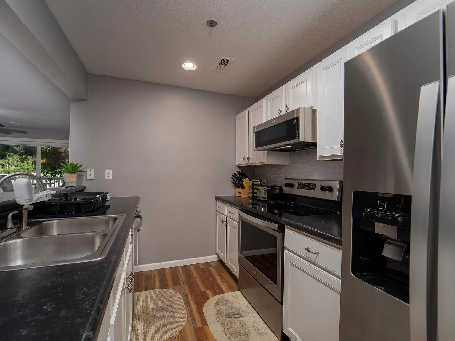 2 bed, 1041 sqft, $1,300 — Photo 4