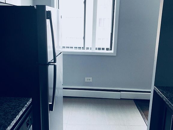 2nd image of 6014 N Kenmore Ave #410