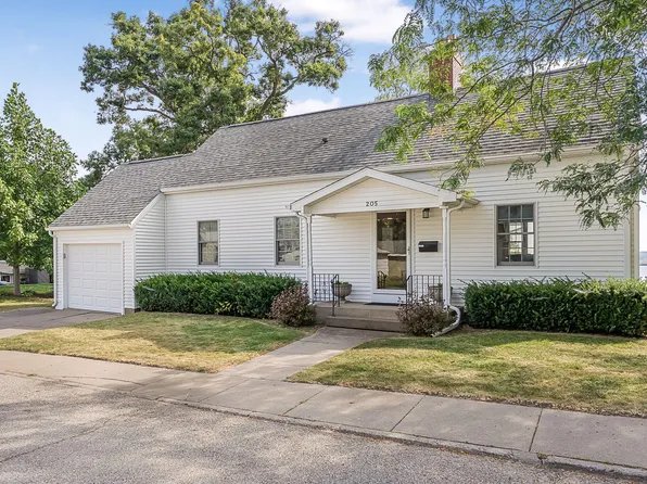 205 Fairview Ave, Muscatine, IA 52761