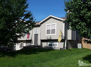 909 SE Kings Cross Rd, Blue Springs, MO 64014