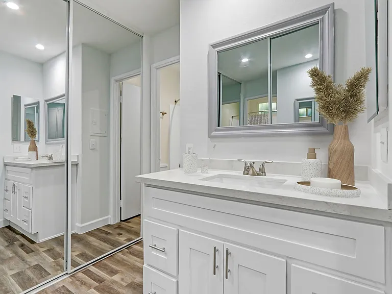 Country Club Apartments — Photo 9