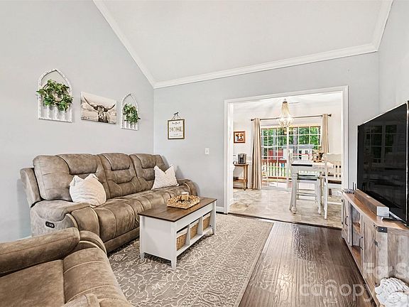 4th image of 721 Daves Rd