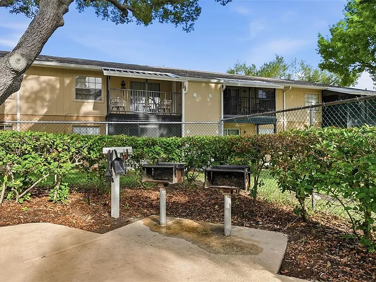 3821 N Oak Dr #J21 — Photo 25