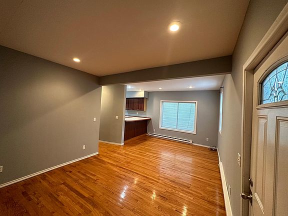 5th image of 2287 Thurman Ave