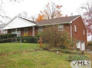 4 S Elting Corners Rd, Lloyd, NY 12528