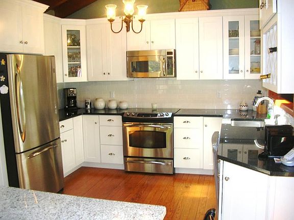 Updated Kitchen w/ Granite