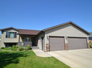 852 San Angelo Dr, Bismarck, ND 58504