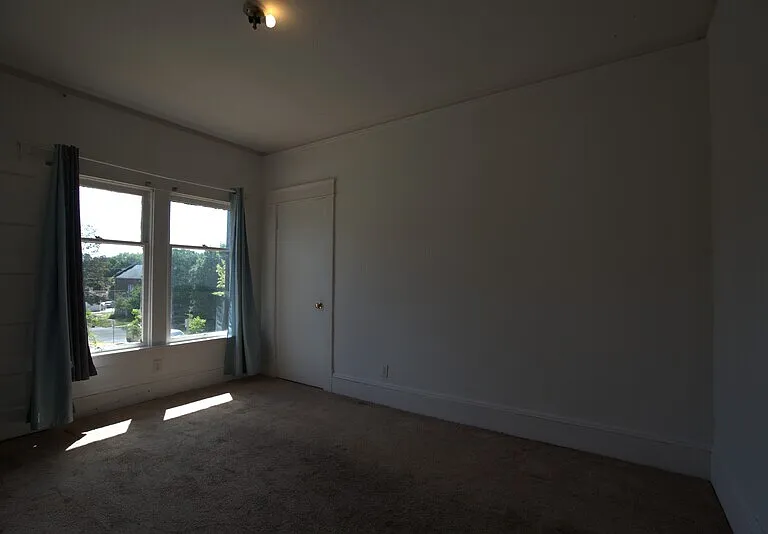 2406 E Columbia St — Photo 4