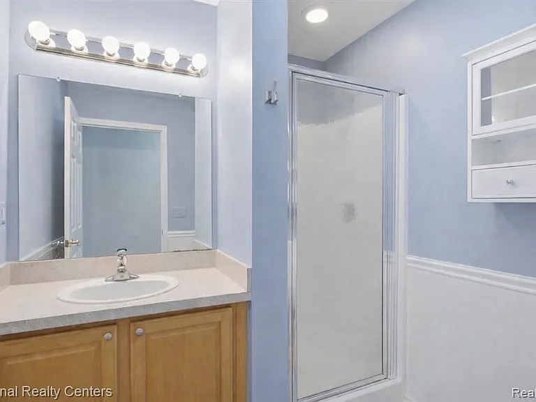 16878 Farmington Rd — Photo 9