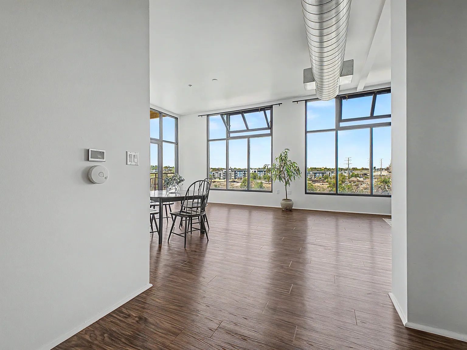 1 bed, 985 sqft, $2,100 — Photo 2