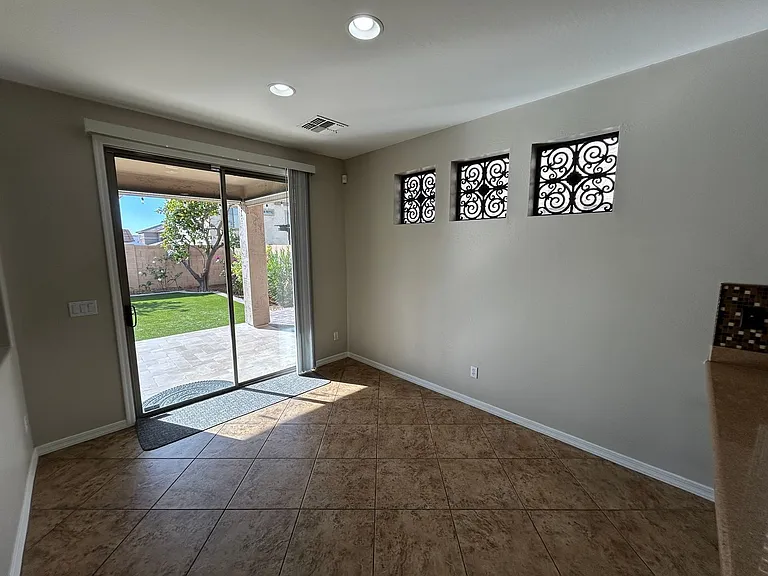 5411 W Rowel Rd — Photo 15