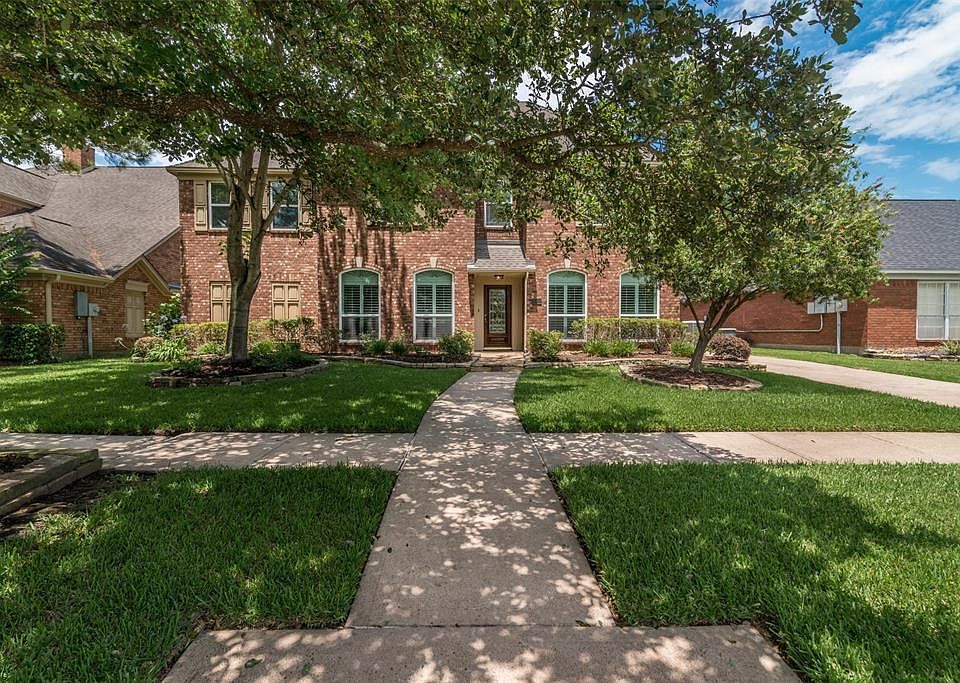 The gorgeous landscaped front yard.