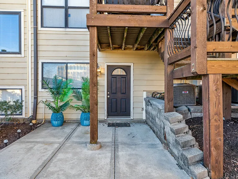 530 W 10th St #530 — Photo 33