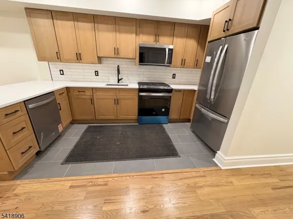 438 S 11th St #2, Newark, NJ 07103