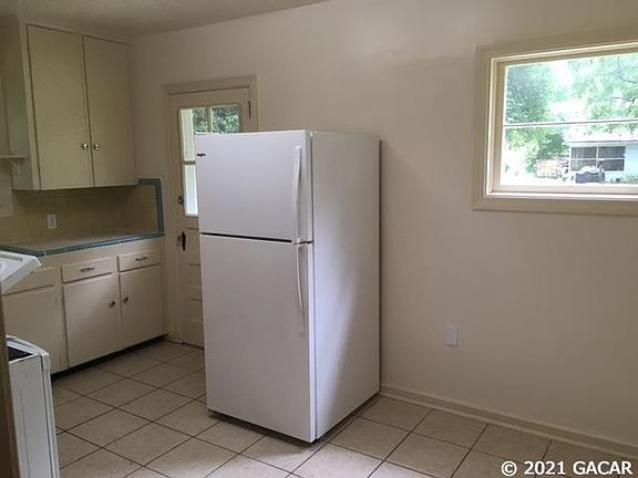 5th image of 925 NW 25th Ave