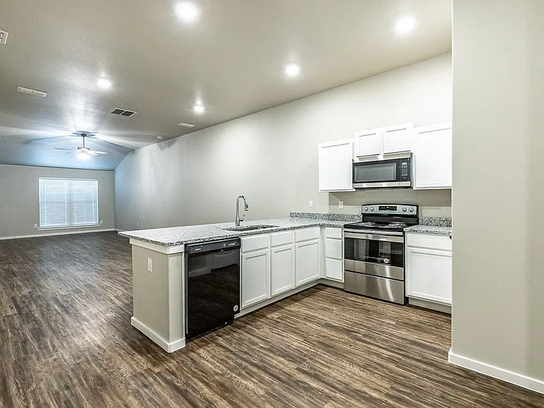 2108 N Avenue K — Photo 3