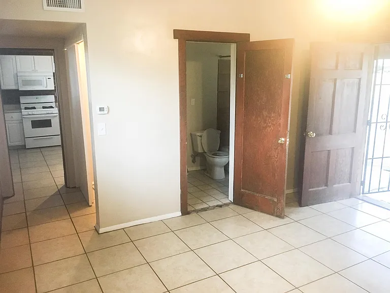 1233 N Tyndall Ave — Photo 5