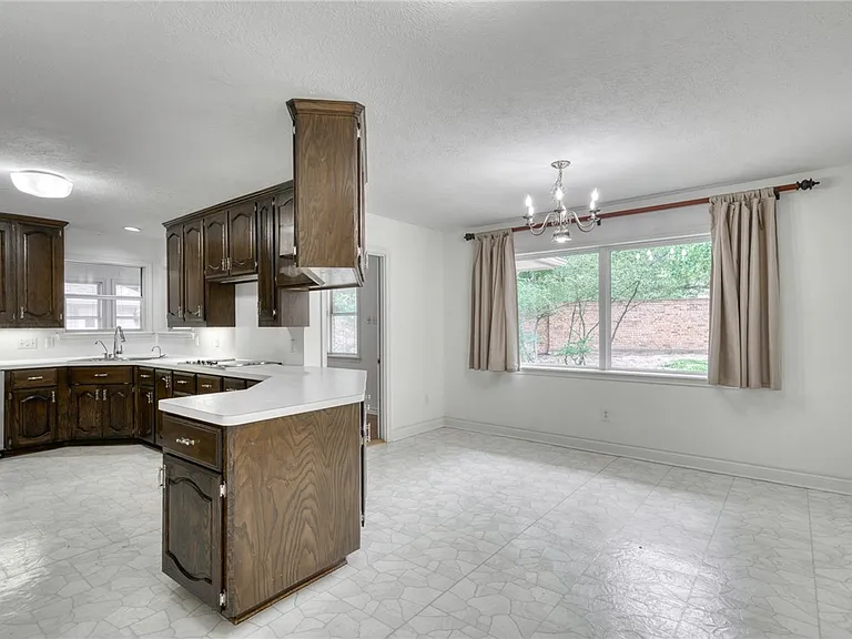 1402 Riverstone Ct — Photo 10