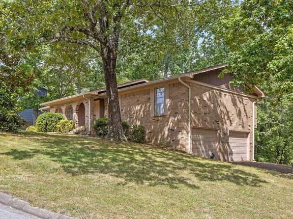 527 Woodcroft Dr, Hixson, TN 37343