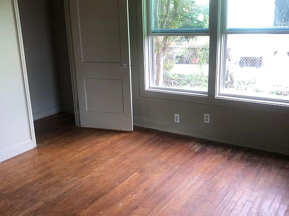 3rd image of 1114 York Ave