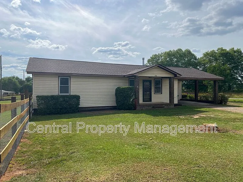 2 bed, 1.0 bath, 1176 sqft, $1,295 — Photo 2