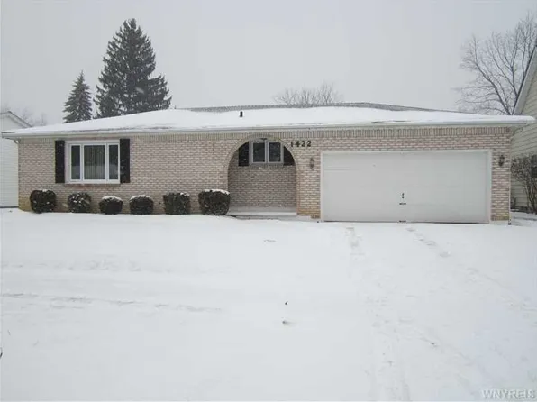 1422 Dangelo Dr, North Tonawanda, NY 14120
