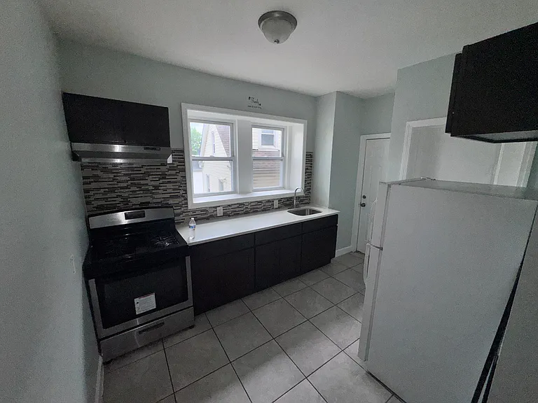 132 N Grove St #6 — Photo 3
