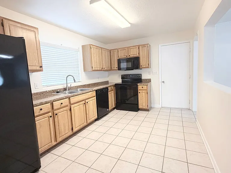 3211 San Pedro Ln — Photo 2