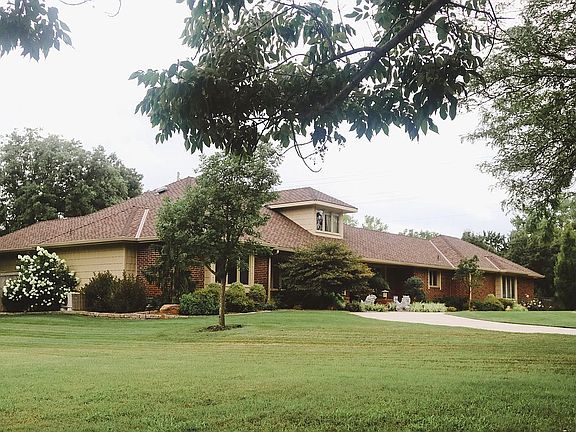 Side Yard is wide-open