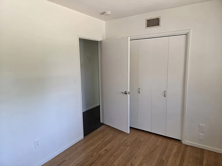 4734 Laurelgrove Ave — Photo 10