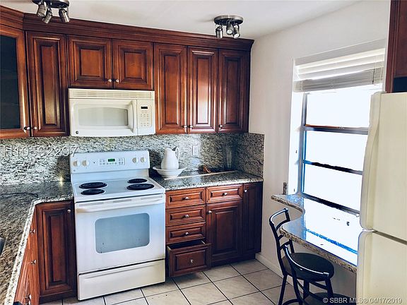 2nd image of 414 SE 10th St APT 307