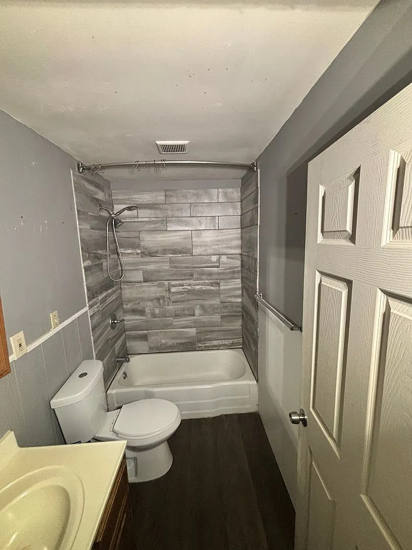 Charming 3 bed 1 bath with garage in quiet neighborhood! — Photo 2