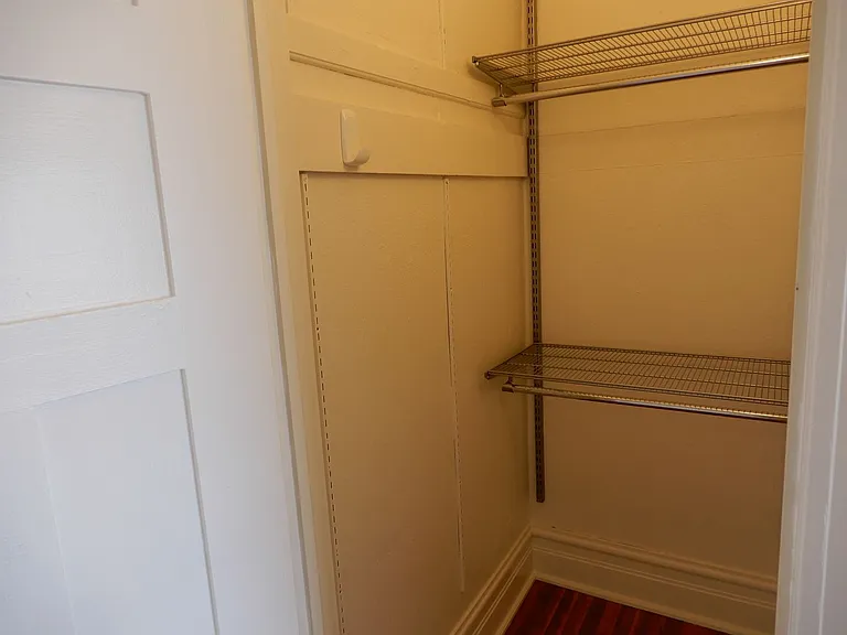 Lucretia Court Apartments — Photo 15