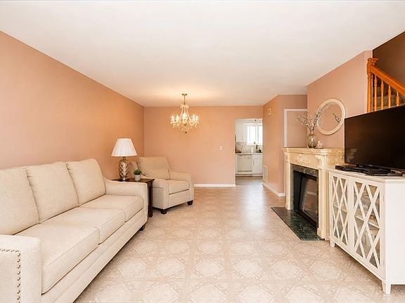 4th image of 29 Wood Ct #586