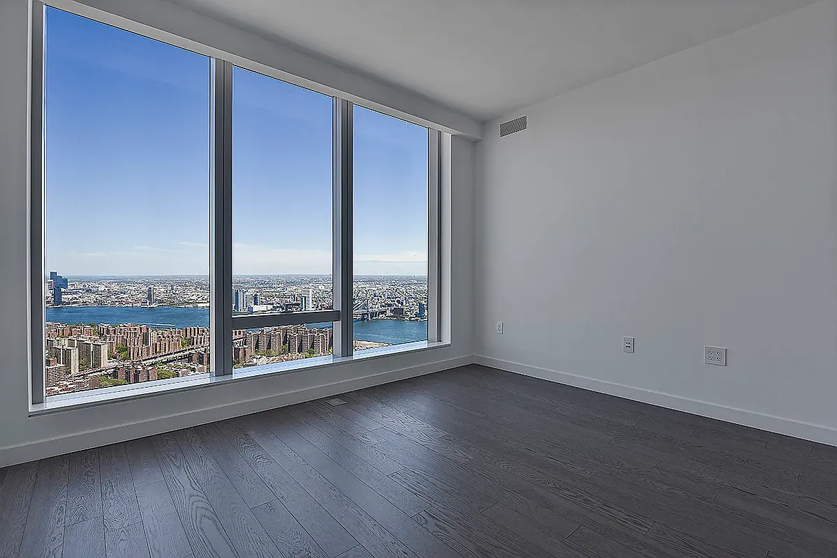 1 Manhattan Square — Photo 3