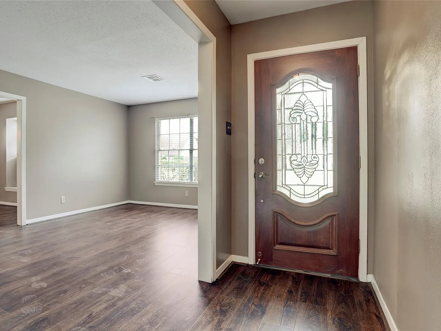 4 bed, 2.0 bath, 1983 sqft, $2,200 — Photo 4