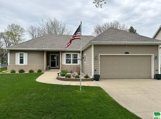 211 Levee Trl, Dakota Dunes, SD 57049