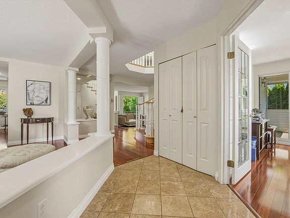 3rd image of 102 Aspenwood Dr