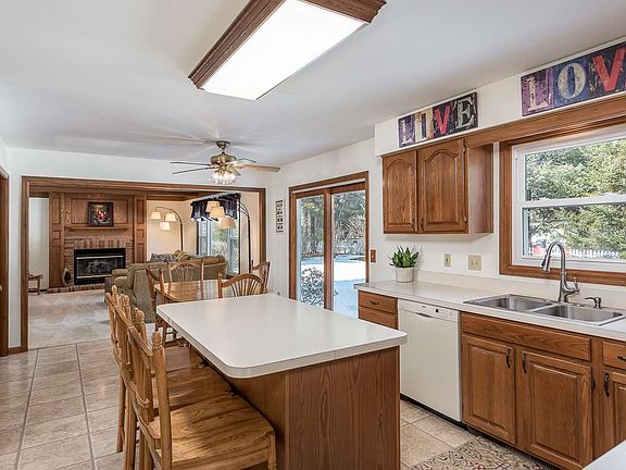 5th image of 4614 Lund Dr