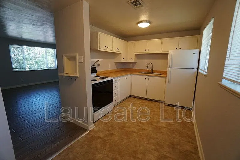 2 bed, 1.0 bath, 850 sqft, $1,295 — Photo 2