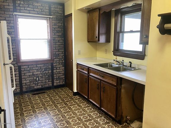 3rd image of 2643 Euclid Ave S