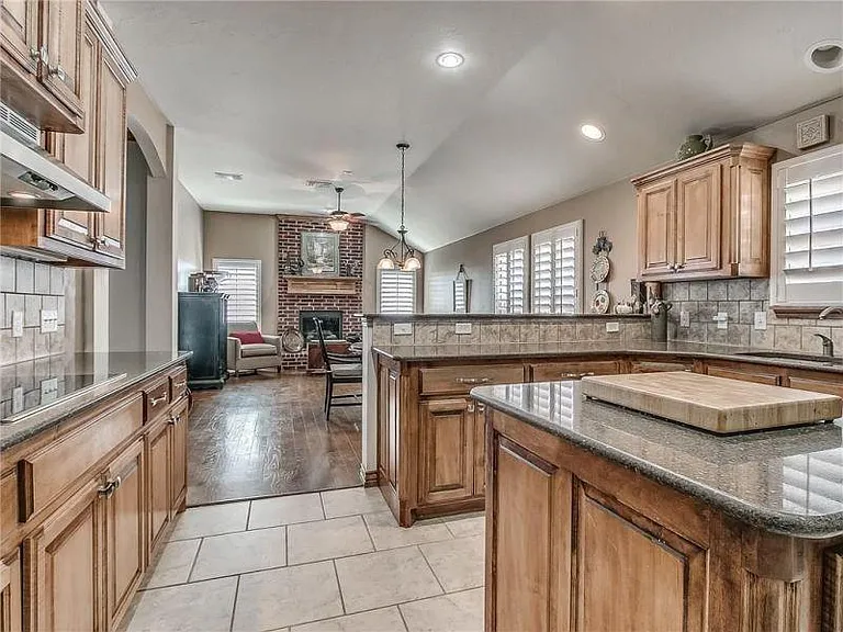 1304 Fairsted Ct — Photo 3