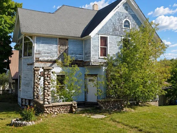 41 Marquette Ave, Crystal Falls, MI 49920
